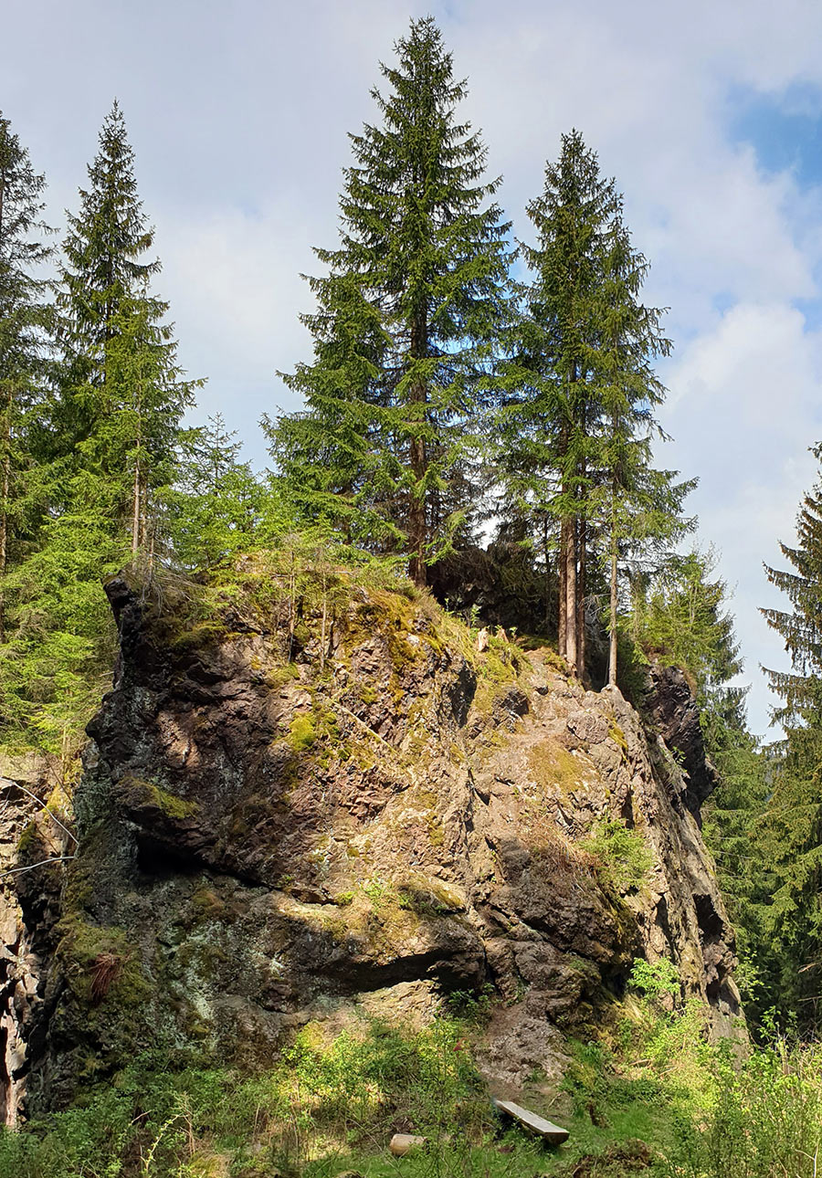 Blauer Stein, beim Mordfleck/Rennsteig, Thüringer Wald (Foto: T. Schubert, Quelle: Wikimedia, CC BY SA 4.0 international)