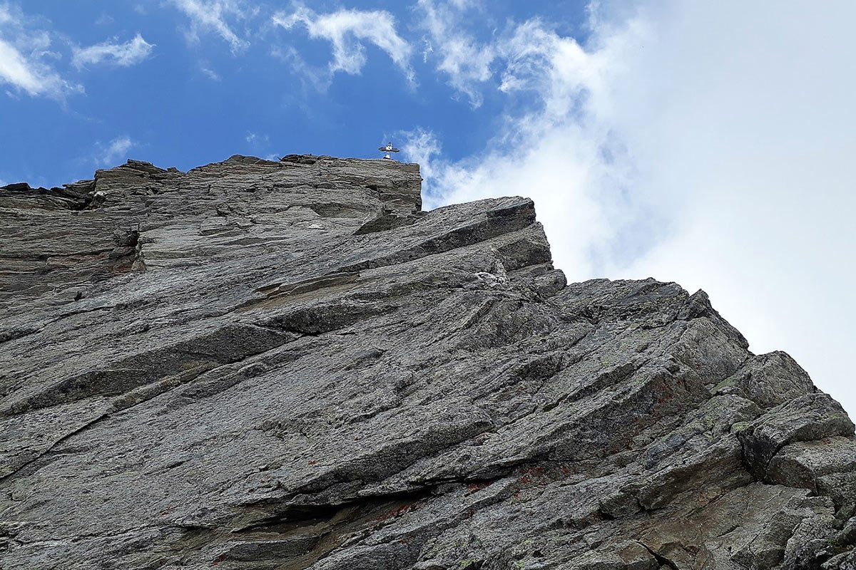 2022: Zillertal: Feldkopf: Feldkopfgrat mit Gipfelkreuz (Foto: Olaf Färber)