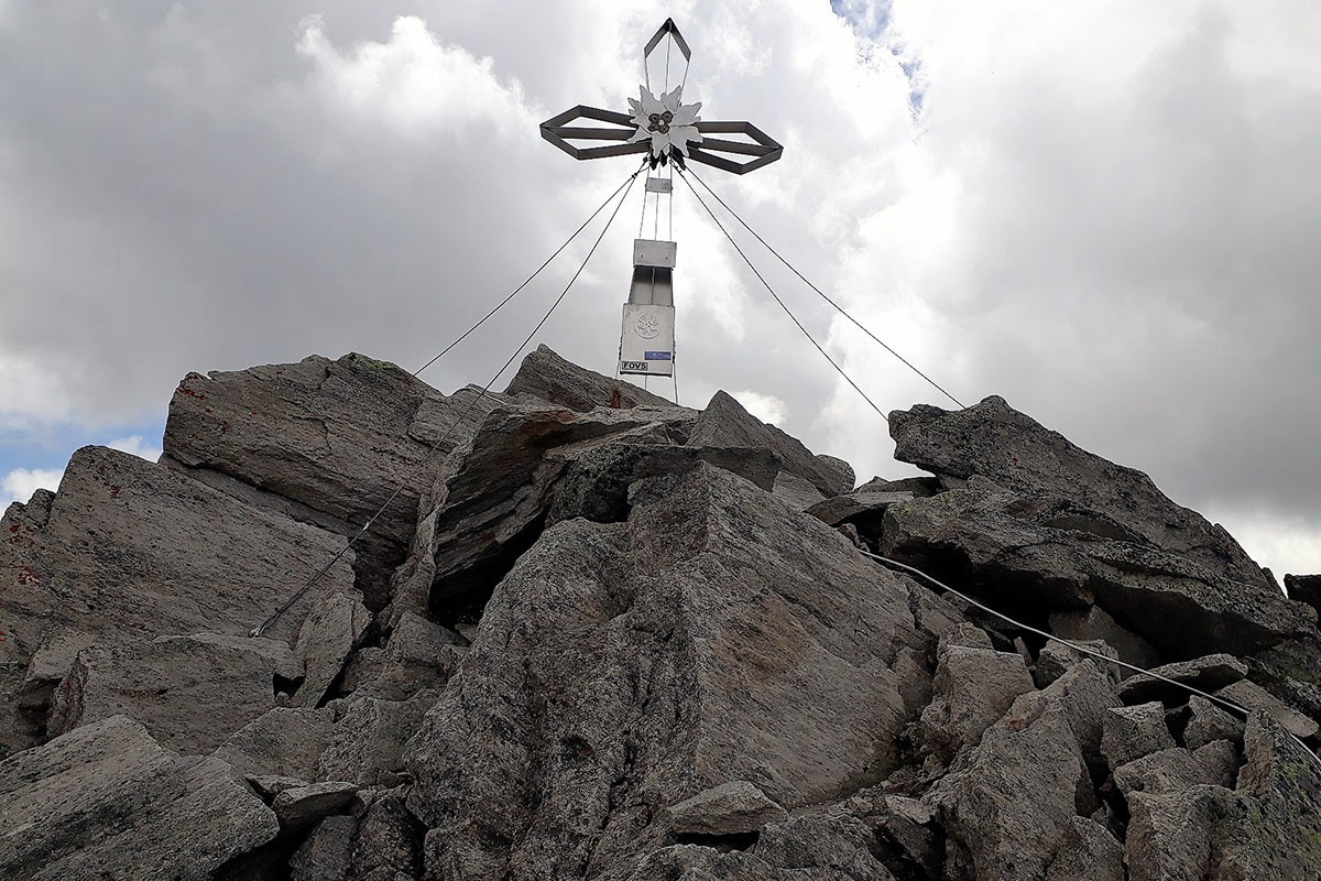 2022: Zillertal: Feldkopf: Gipfelkreuz (Foto: Olaf Färber)