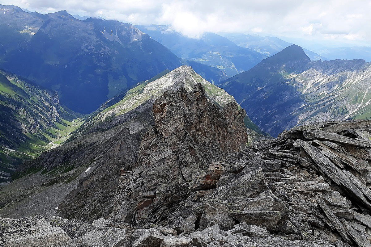 2022: Zillertal: Feldkopf: Blick Richtung Mayrhofen (Foto: Olaf Färber)